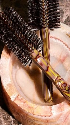 Oribe Medium Round Brush -Oribe oribe3004213153 1674156982782 2 0. UX357 QL90