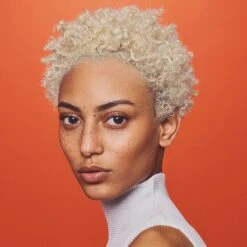 Oribe BRIGHT BLONDE SHAMPOO FOR BEAUTIFUL COLOR -Oribe s2439016 av 05 zoom